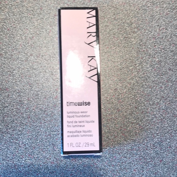 Mary Kay Luminous Wear Liquid Foundation Ivory 2